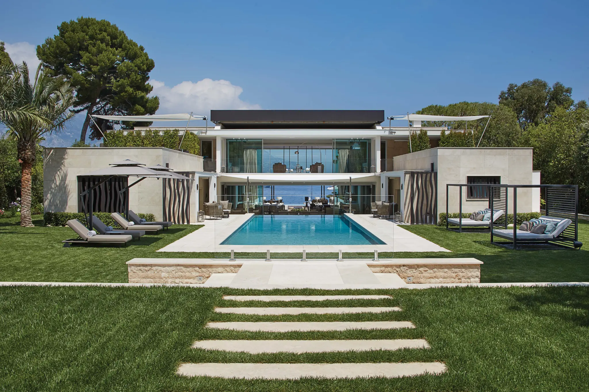 Zeitgenössische Küstenvilla mit zentralem Schwimmbecken