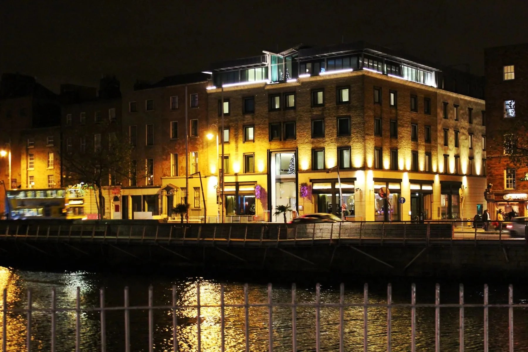 Fassade des Morrison Dublin, nachts beleuchtet